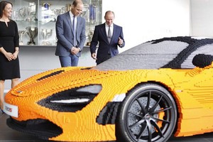 Hoàng tử Anh thích thú với siêu xe McLaren 720S lego