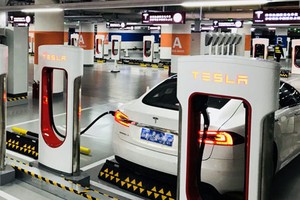 Cận cảnh trạm sạc pin xe hơi lớn nhất Thế giới của Tesla