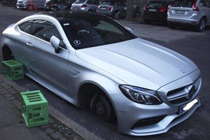 Mercedes-AMG C63S Coupe bị trộm "vặt sạch" 4 bánh xe 