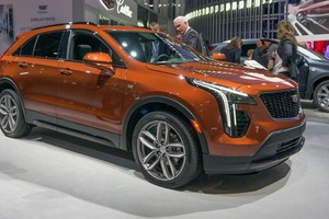 Cadillac XT4 mới giá 816,7 triệu “đấu” Mercedes-Benz GLC