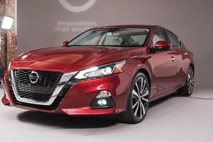 Nissan Altima 2019 thế hệ mới ra mắt "đấu" Toyota Camry