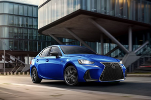 Lexus IS F-Sport 2020 phiên bản Blackline bán ra từ 1,1 tỷ đồng