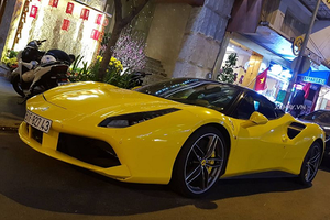 Phan Hoàng cưỡi Ferrari 488 GTB 15 tỷ xuống phố chơi Tết