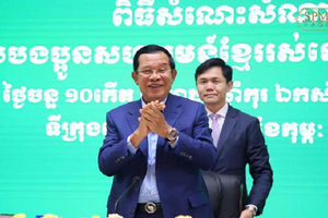 Vũ Hán oằn mình chống virus Corona, TT Hun Sen vẫn đến thăm sinh viên ở tâm dịch