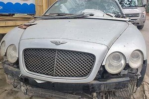 Xe siêu sang Bentley Continental vỡ nát “bỏ xó” ở Hà Nội 