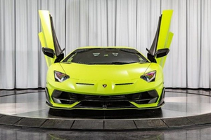 Siêu xe Lamborghini Aventador SVJ sơn dạ quang cực hiếm