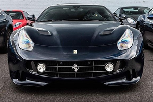 Siêu xe Ferrari F12tdf đổi màu sơn, độ cả cản trước đầy lạ lẫm