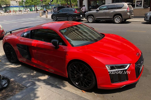 Siêu xe Audi R8 V10 Plus đỏ rực dưới nắng Sài Gòn