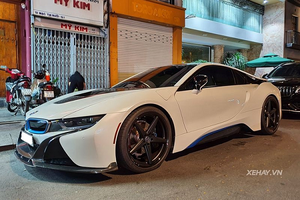 Dân chơi Sài Gòn chi hàng trăm triệu độ siêu xe BMW i8 