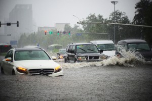 Những kinh nghiệm sát sườn khi lái ôtô mùa mưa bão 