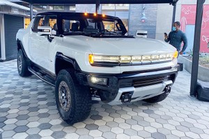 Dân chơi chi tới 57,4 tỷ đồng "cọc" GMC Hummer EV chạy điện