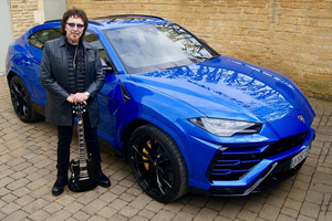 Lamborghini Urus gia nhập đội “ xế khủng” của rocker Tony Iommi