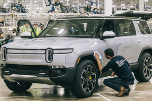 Rivian R1S 2022 chạy điện đầu tiên đã đến tay người dùng Mỹ