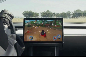 Tesla bị điều tra vì tính năng Passenger Play khi lái xe