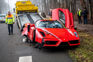 Ferrari Enzo 60 tỷ đồng "nát tươm" khi nhân viên đại lý lái thử