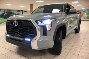 Toyota Tundra 2022 được chào bán tại Việt Nam từ 4,52 tỷ đồng