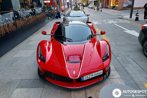 Cặp đôi Ferrari LaFerrari Aperta siêu hiếm của đại gia Hàn Quốc