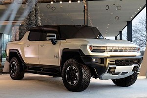 "Khủng long" Hummer EV chạy điện bị đội giá gấp 3, vẫn đắt khách