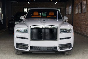 Cận cảnh Rolls-Royce Cullinan Black Badge "màu độc", gần 40 tỷ ở Hà Nội