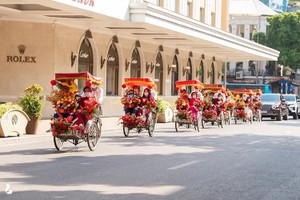 Dàn xe mui trần "chạy bằng cơm" trong lễ ăn hỏi con trai bầu Hiển