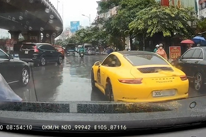 Những món đồ chơi gần 3 tỷ trên xe Porsche 911 Carrera tai tiếng