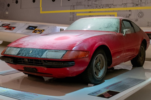 Chiếc Ferrari 365 GTB/4 triệu đô "ngủ quên" trong garage suốt 40 năm