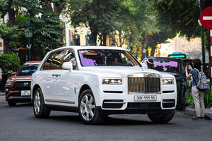 "Biệt thự di động" Rolls-Royce Cullinan hơn 55 tỷ lăn bánh ở Hà Nội