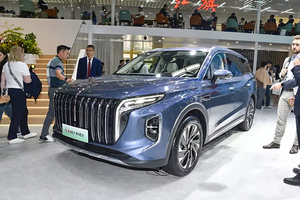 Cận cảnh Hồng Kỳ HS7 PHEV "uống xăng như ngửi" chỉ 5,9 lít/100 km