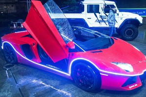 Lamborghini Aventador độ đèn led nổi bật đón Giáng sinh