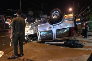 Ô tô “điên” đâm đôi nam nữ thương vong rồi lật ngửa trên vỉa hè