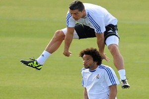 Hài hước Marcelo bị Ronaldo nhảy qua đầu