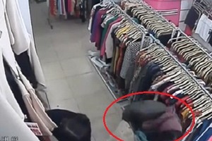 Bà già đem bao tải vào shop ăn trộm đồ