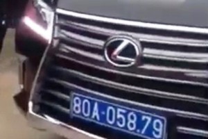 Xe sang Lexus đầu đeo biển xanh, đuôi đeo biển trắng