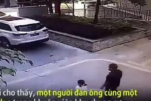 Video: Người đàn ông phản xạ cực nhanh, cứu bé gái thoát chết trong gang tấc