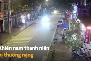 Video: Nam thanh niên lao thẳng xe máy vào đầu ô tô trong đêm