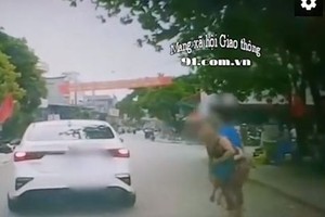 Video: Đột ngột lao ra đường, bé trai khiến cả thế gian "đứng tim"