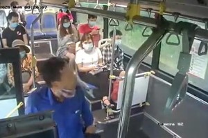 "Quý ông" phun nước bọt vào phụ xe bus bị bệnh lý tâm thần