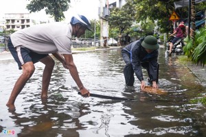 Bão số 5: Người Đà Nẵng xuống đường bắt cá