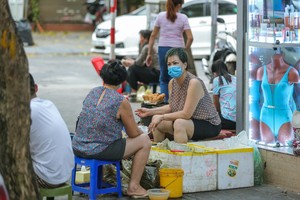 Bất chấp lệnh cấm, hàng quán vỉa hè vẫn ngang nhiên hoạt động 