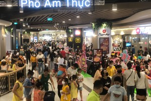 “Biển người” ăn, uống nhộn nhịp như chưa hề có dịch tại Aeon Mall Hà Đông