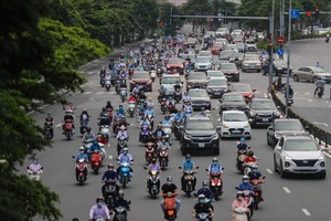 Đường Hà Nội đông đúc trở lại trong các khu vực “vùng xanh“