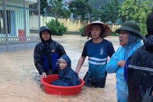 Cảnh báo mùa mưa lũ: Học sinh Quảng Ninh dùng chậu để chạy lũ