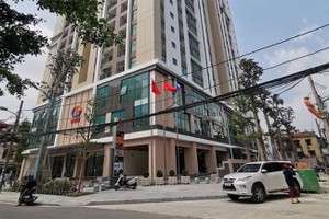 Người phụ nữ rơi tầng cao chung cư xuống đất tử vong ở Hà Nội