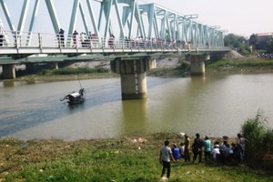 Hà Nội: Xô xát, nam thanh niên ngã xuống sông Cầu tử vong