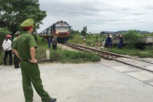 Vượt đường sắt kiểu tự sát... rợn người những tử thi không nguyên vẹn