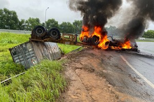 Xe đầu kéo lật ngửa, lửa cháy thiêu rụi phần đầu trên cao tốc 