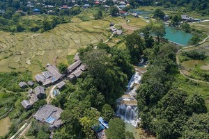 Chiêm ngưỡng vẻ đẹp nguyên sơ của Thác Mu Hòa Bình