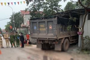 Bắc Giang: Nguyên nhân xe tải lao vào quán cắt tóc, 4 người thương vong