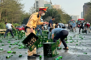 Hà Nội: Xe đầu kéo gặp sự cố, hàng trăm chai bia rơi xuống đường