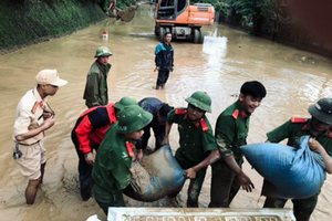 Xúc động hình ảnh các cán bộ chiến sĩ cứu nạn lũ lụt